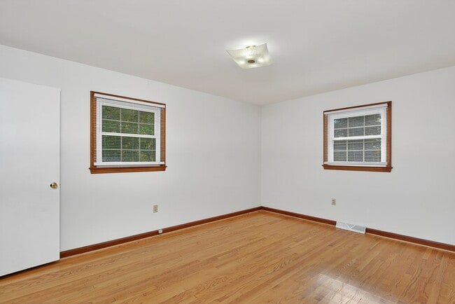 Building Photo - 316 Morningside Dr SW