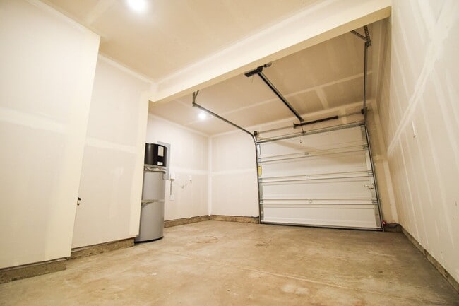 Building Photo - Beautiful 4 Bedroom 3.5 BA Home! Mother in Law Suite, Attached Garage & Top floor Bonus Room!