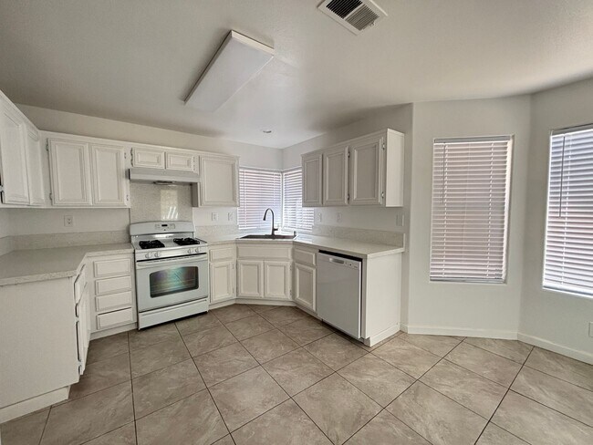 Building Photo - Renovated Spacious East Lancaster Single Story Home