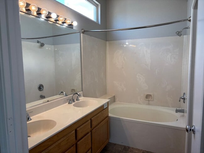 Building Photo - Terrific Brentwood Neighborhood steps from...