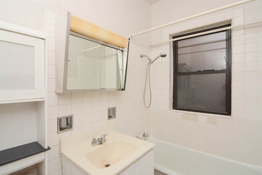 Building Photo - 1320 Oak Ave