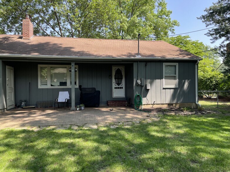 Covered back patio - 4001 W 67th St