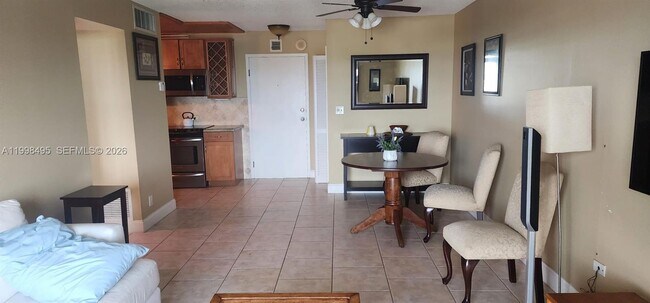 Building Photo - 900 NE 18th Ave