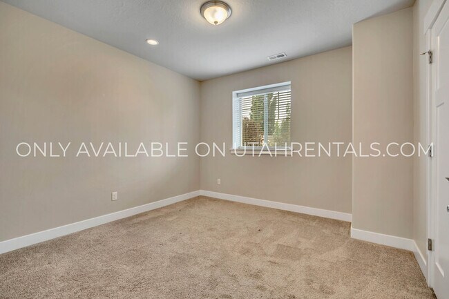 Building Photo - 874 S Aspen Wy