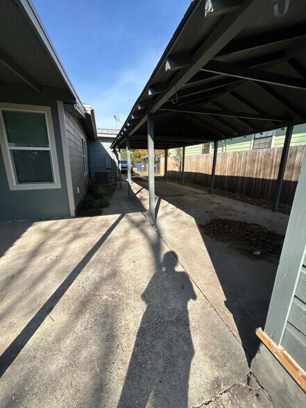 Building Photo - 3224 W Houston St