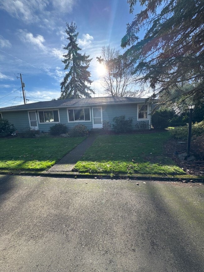 Building Photo - Spacious 2 Bedroom 1 Bath Duplex in Park-Like Setting - Pets Welcome