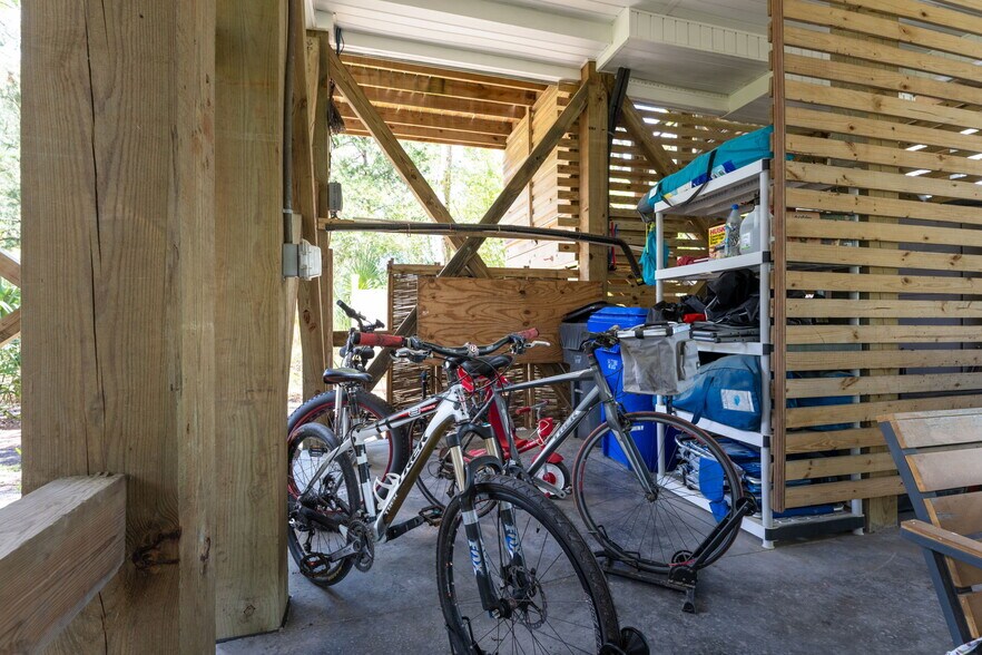 Building Photo - 211 Lewis Dr