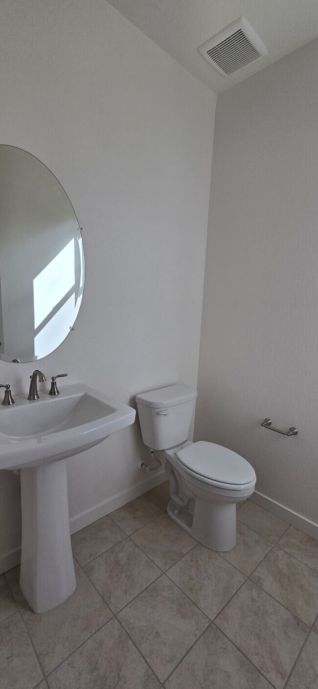 Building Photo - Welcome to your dream home in Lathrop! Thi...