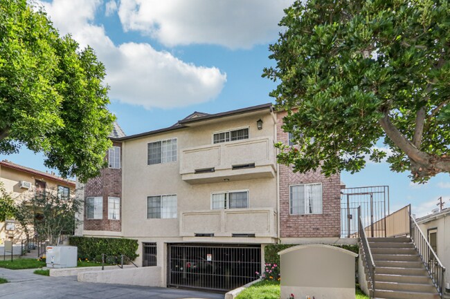 Building Photo - 700 E Cedar Ave