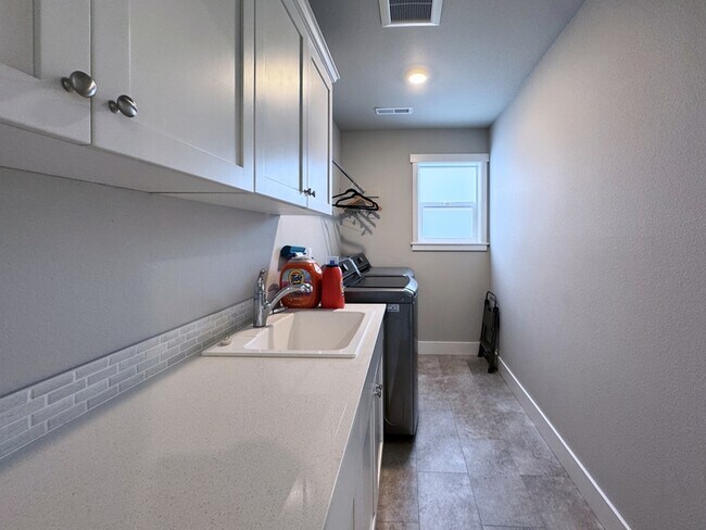 Building Photo - 2771 Cascara Dr
