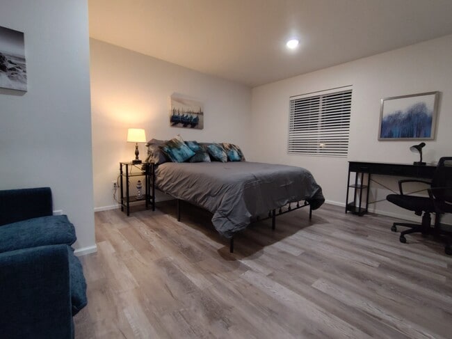 Building Photo - 3039 SE Dune Ave