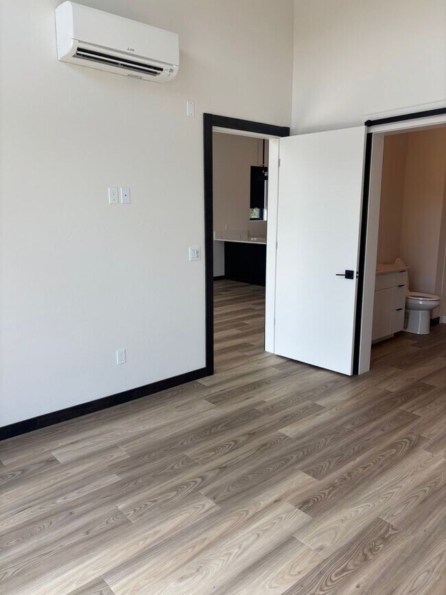 Building Photo - Modern Midtown Living | 2 Bed, 2 Bath Near...