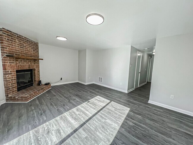 Building Photo - Sunny And Delightful 3 Bed 2.5 Bath Interior Townhome In Refreshing Newgate