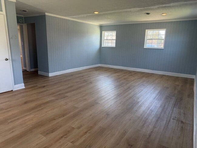 Building Photo - Seymour 37865 - One-level brick home with 3 bedrooms, 2 baths & bonus room - Call Linda Meese (86...