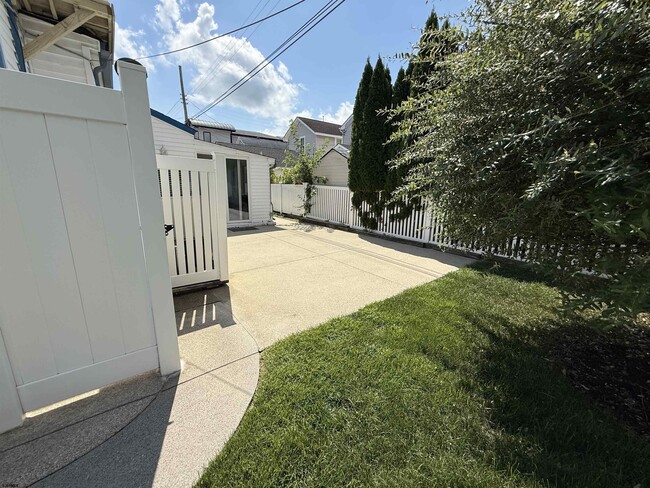 Building Photo - 206 N Mansfield Ave