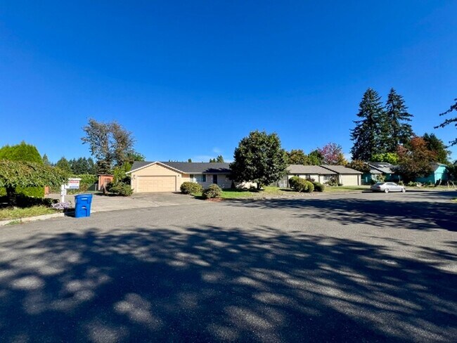 Building Photo - PENDING APPLICATION; 3 BD w/ Vaulted Ceiling