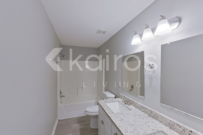 Building Photo - 2102 Spring Hill Cir