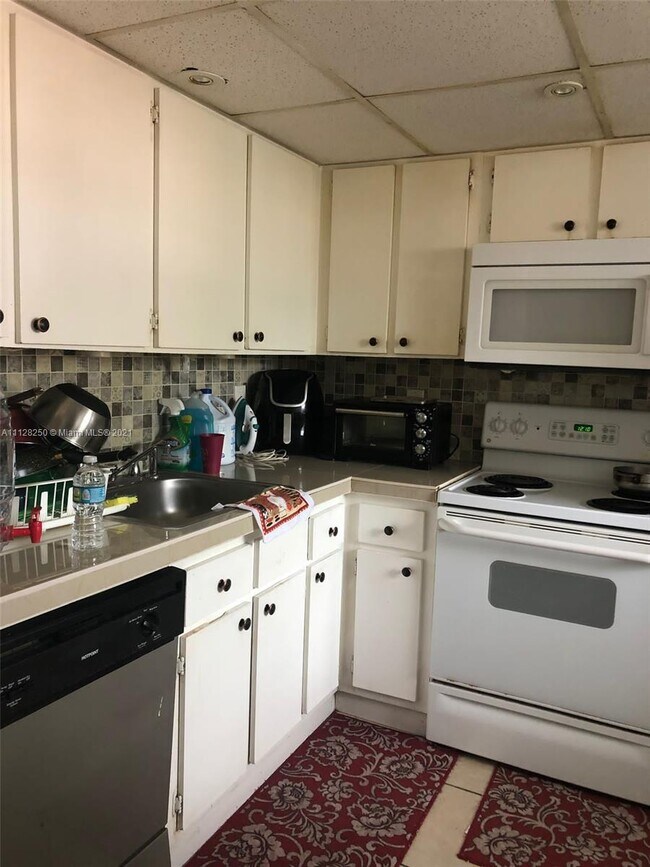 Building Photo - 852 NE 209th St