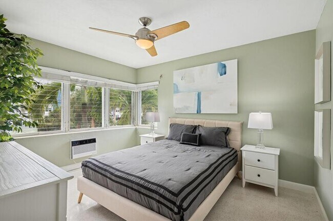 Building Photo - 561 Bayshore Dr