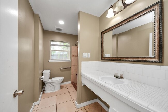 Building Photo - 811 Hillcrest Dr