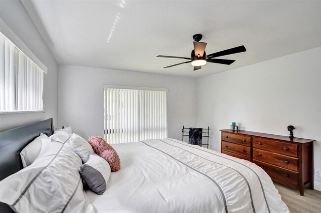 Building Photo - 4840 Greentree Ln