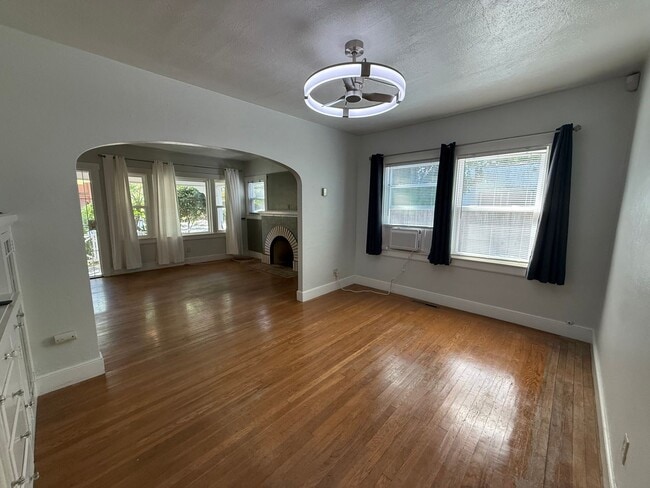 Building Photo - Cozy 2 bed 1 bath available now!