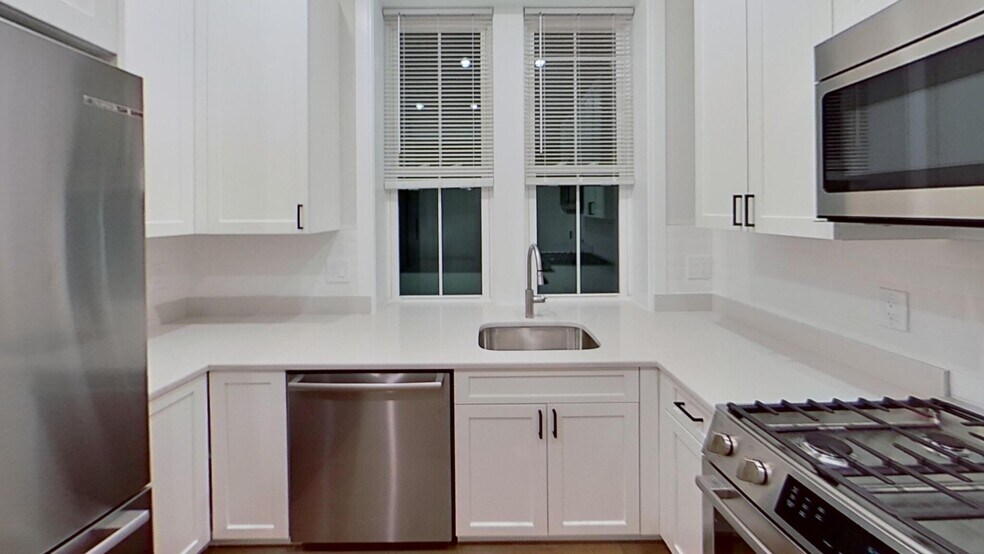 Primary Photo - 48 Englewood Ave