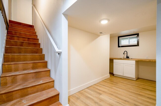 Building Photo - 6389 N Commercial Ave