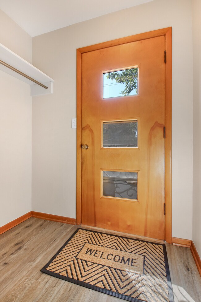 Front Entryway - 1015 1st St
