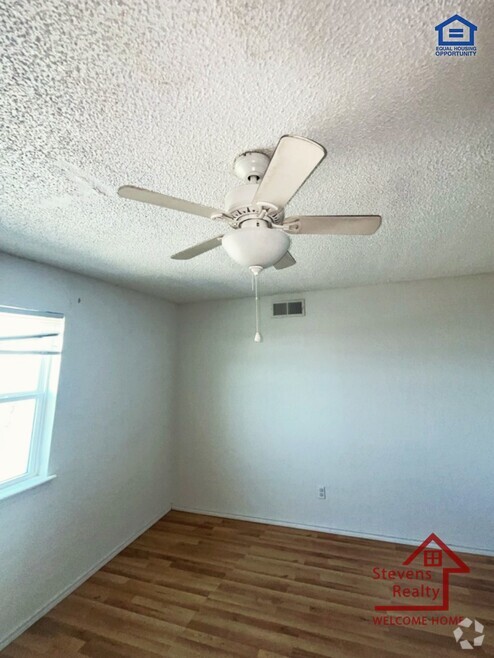 Building Photo - 2111 NW Lindy Ave