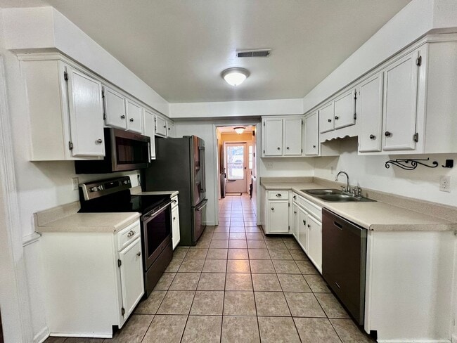 Building Photo - Welcome to this beautiful home in Salem La...