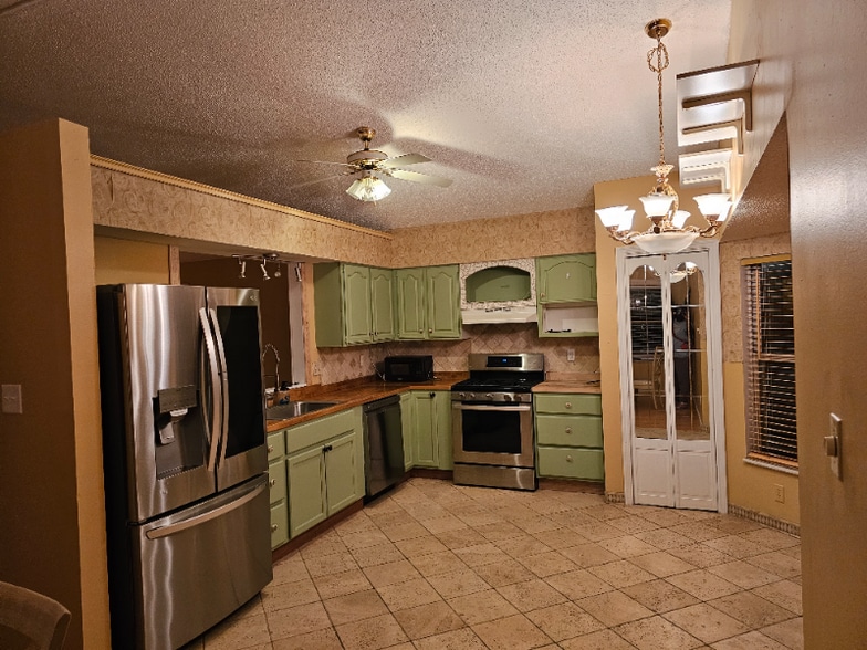 Building Photo - 1163 Colby Dr