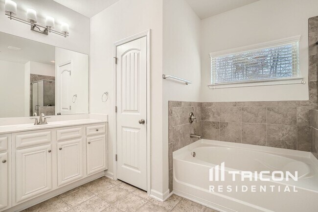 Building Photo - 355 Hillgrove Dr