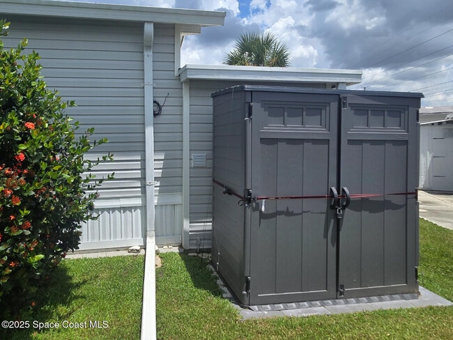 Building Photo - 135 Blue Lake Pl