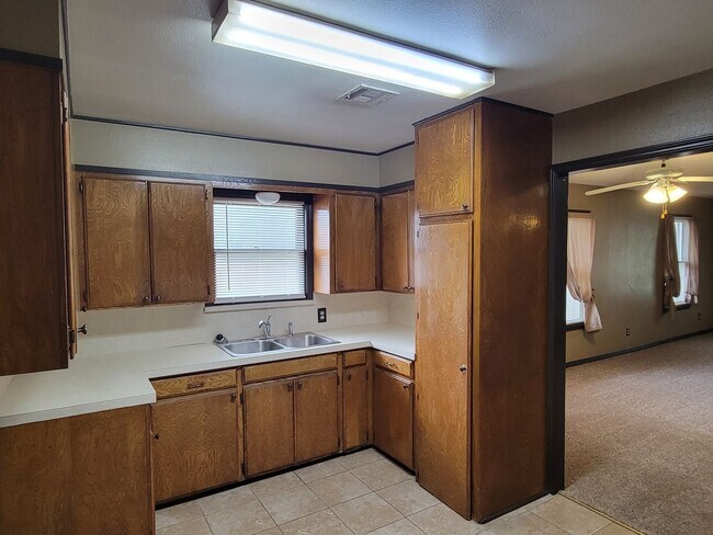 Building Photo - Quaint Home In El Reno