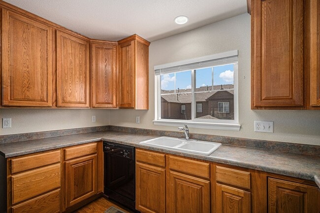 Building Photo - Spacious 3 bedroom in the heart of Castle ...