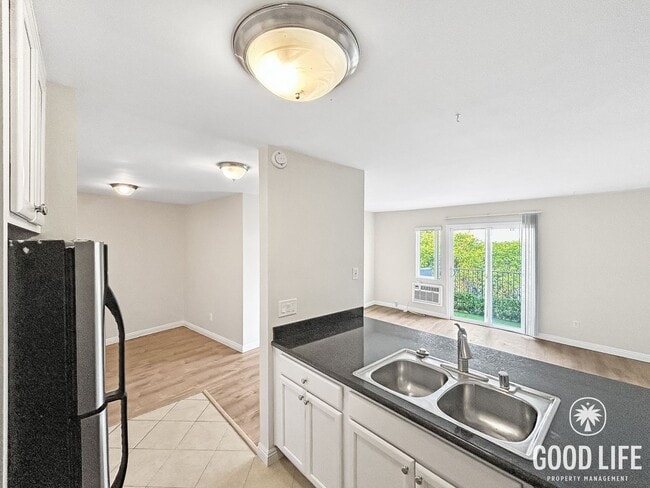 Building Photo - Stunning 1BD/1BA W/ Reserved Parking and Laundry On-Site in College East!