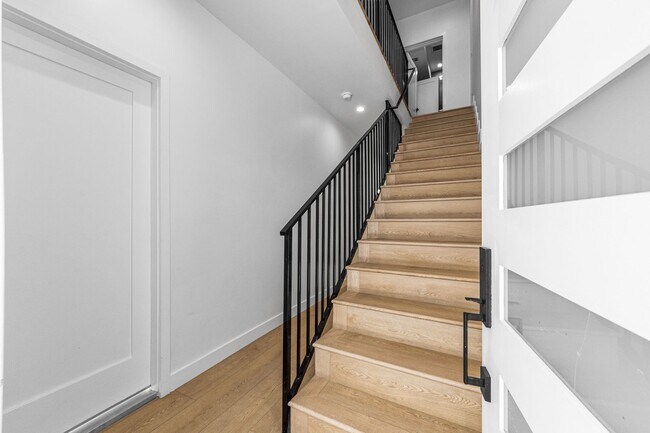 Building Photo - 1376 Edgecliffe Dr