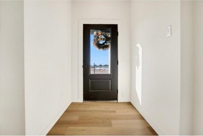 Building Photo - Modern home