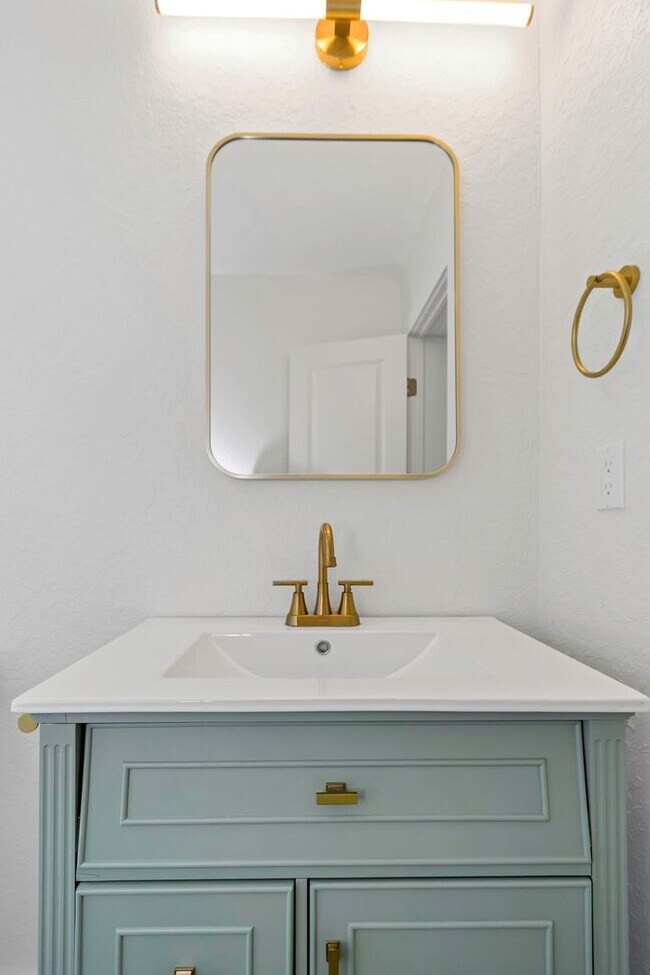 Building Photo - 2710 Boca Ciega Dr N