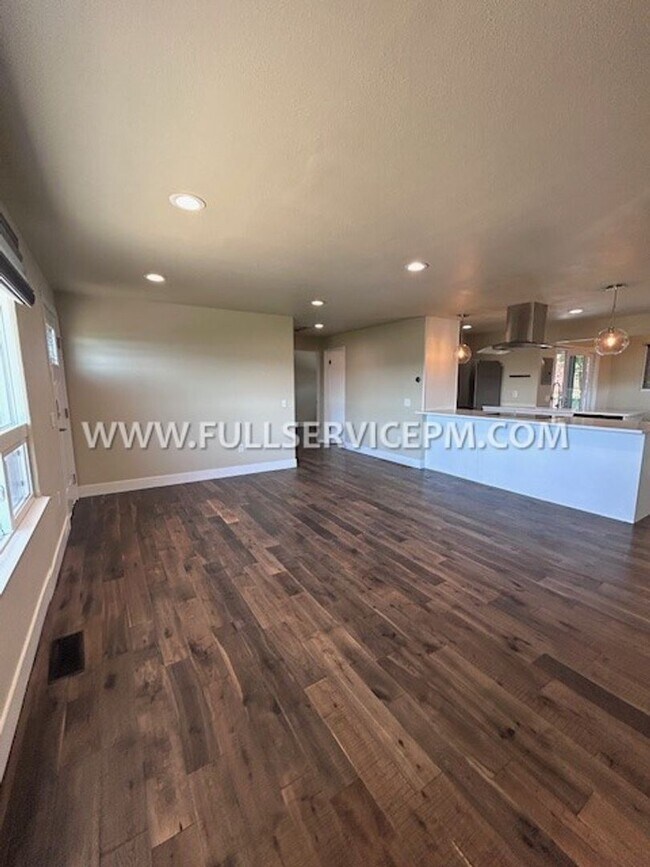 Building Photo - Exceptional South Beacon Hill 3 BD 2 BA! Huge Deck!