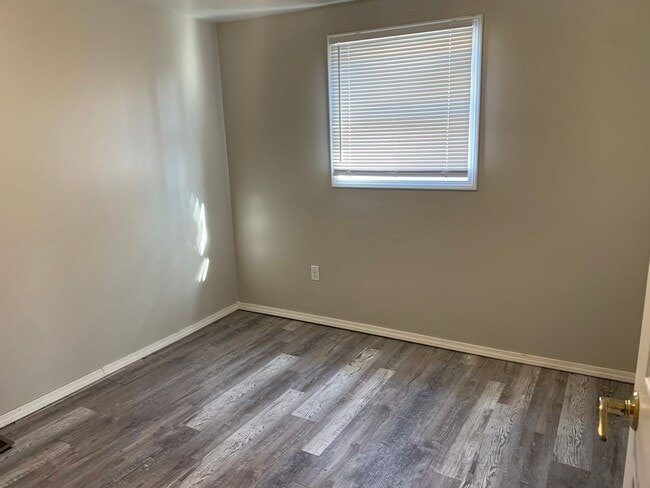 Building Photo - $775 - 2 bedroom/ 1 bathroom - 2 bed home ...