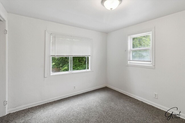 Building Photo - $1500 5 bedroom 2 bath