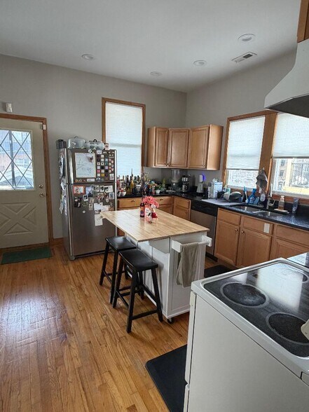 Building Photo - 2131 W Wellington Ave