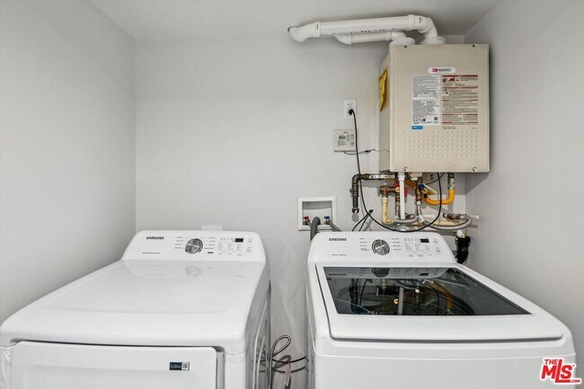 Building Photo - 819 E La Palma Dr