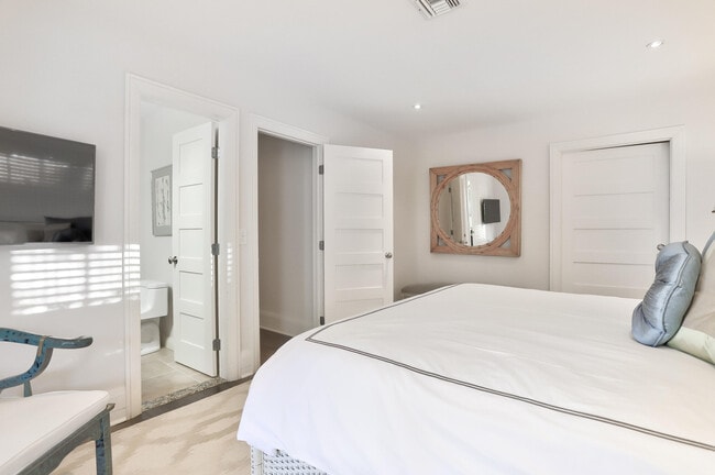 Building Photo - 835 Canary Walk
