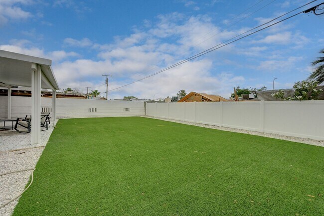 Building Photo - Fully Furnished or Unfurnished 3 BR / NO HOA
