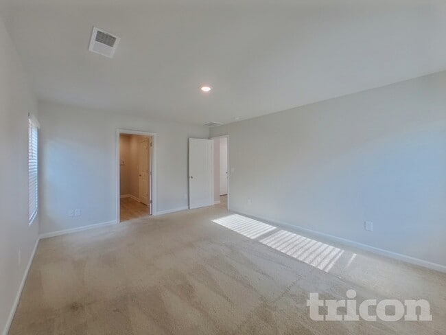 Building Photo - 927 Equine Dr