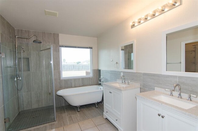 Building Photo - 1006 Promenade Ct