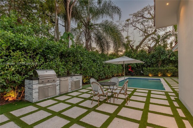 Building Photo - 920 Alava Ave